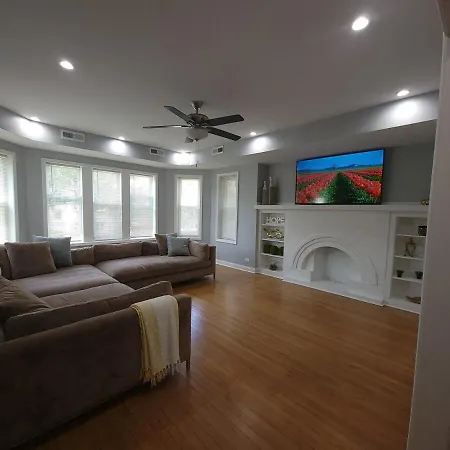 Beautiful Big 3 Bedroom Quiet Apt Near Downtown